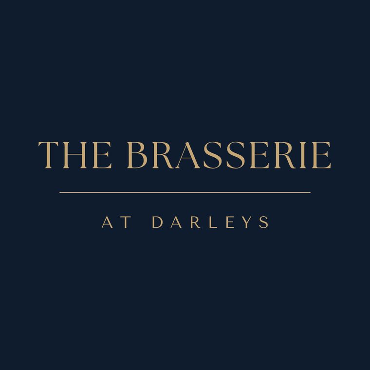 Основно лого на The Brasserie at Darleys, Дарби, в месингово злато върху тъмносиньо, проектирано от Wonder Works Design