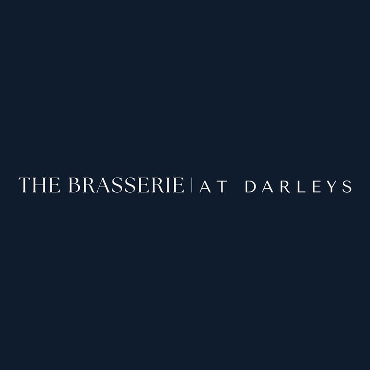 Вторична хоризонтална версия на логото на The Brasserie at Darleys, Дарби, проектирана от Wonder Works Design