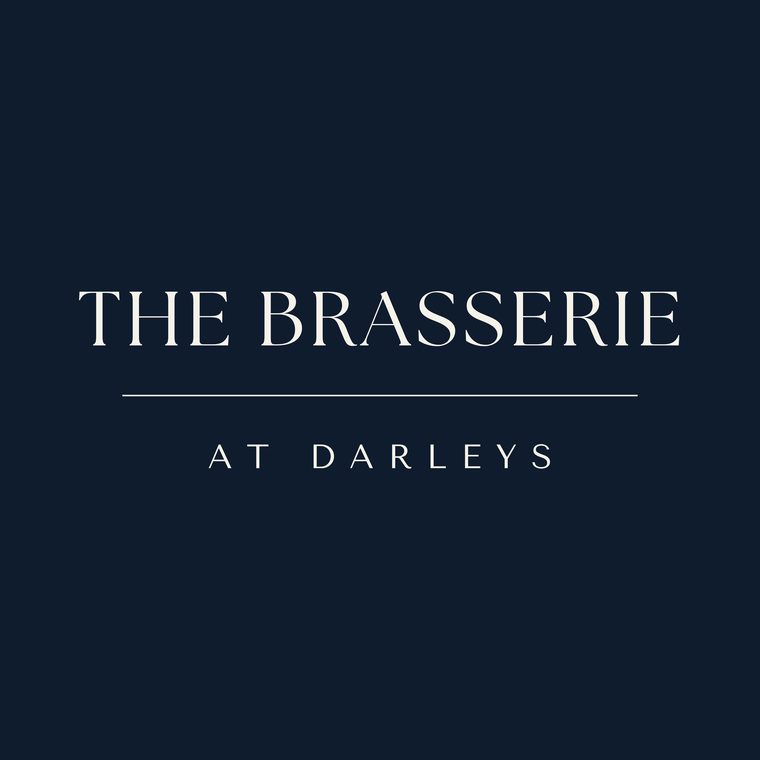 Основно лого на The Brasserie at Darleys, Дарби, в миденобяло върху тъмносиньо, проектирано от Wonder Works Design